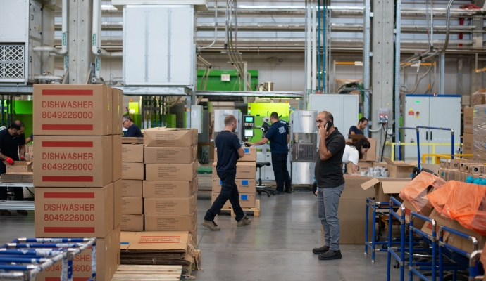 Schuften im Lager für 1.000 Euro – AK klagt erfolgreich 500 Euro mehr Lohn ein