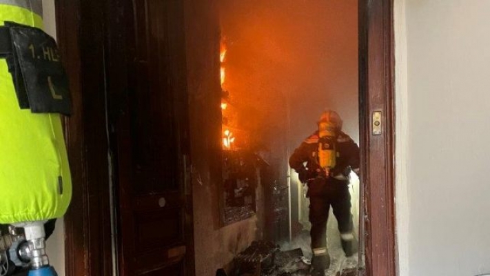 Viyana | Alevlerden Kaçan 13 Yaşındaki Genç Pencerede Yardım Bekledi