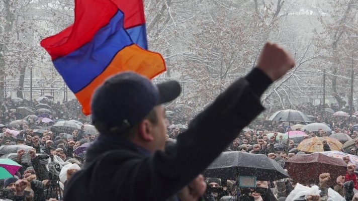 ‘Bu Darbe Girişimi’ Dedi, Halkı Meydanlara Çağırdı