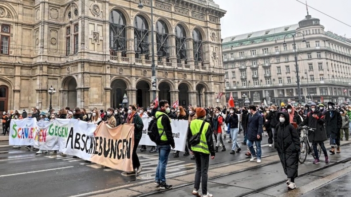 Öğrenciler Sınır Dışı Edilmelere Karşı Viyana’da Gösterisi Yaptı