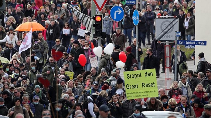 Almanya’da Korona İnkarcıları ile Polis Arasında Arbede Çıktı