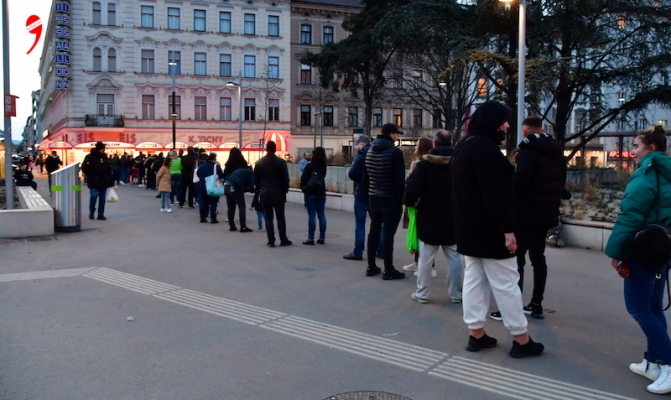 Dondurmacının Önünde Yüz Kişi Sıraya Girdi