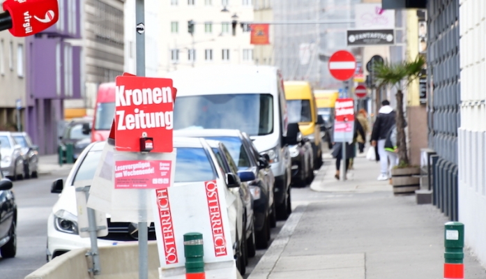 Gazete Kumbaralarını Çalan Gençler Polise Saldırdı