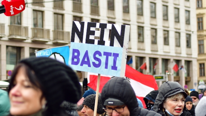 İçişleri Bakanı, Korona İnkarcılarını “Nefret Suçu” İşlemekle Suçladı