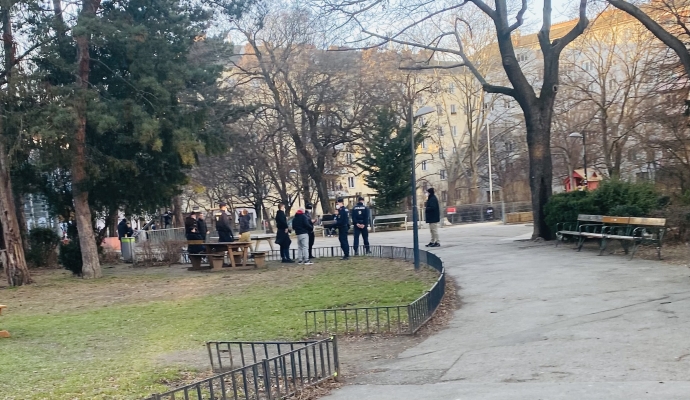 Polisten Parklarda Mesafe Kontrolü