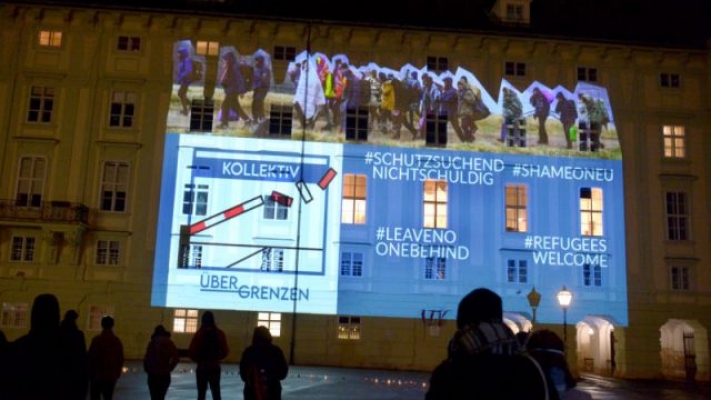 Viyana | Avrupa’daki Mülteci Kamplarındaki Zor Şartlar Sarayın Duvarına Yansıtıldı