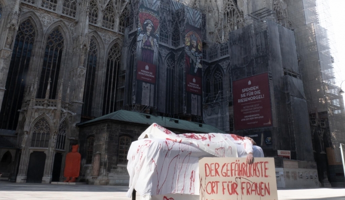 Viyana’da Aile İçi Şiddete “Kanlı” Protesto