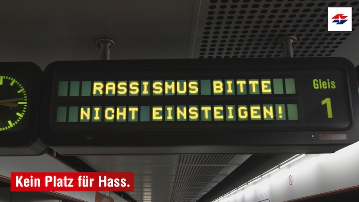 Viyana Metro Panosu | ‘’Irkçılar Binmesin’’