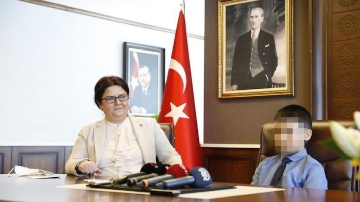 Aile ve Sosyal Hizmetler Bakanı Koruma Altındaki Çocuğu İfşa Etti