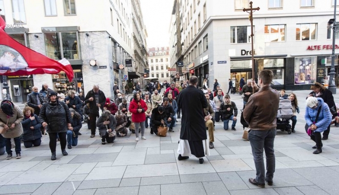 Katolik Köktendinci Rahip, Stephansplatz’da Korona İnkarcılarını Kutsadı