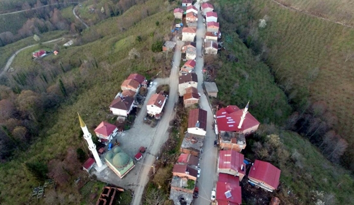 Komşu Olmalarına Rağmen Bir Dakika Arayla İftar Yapıyorlar