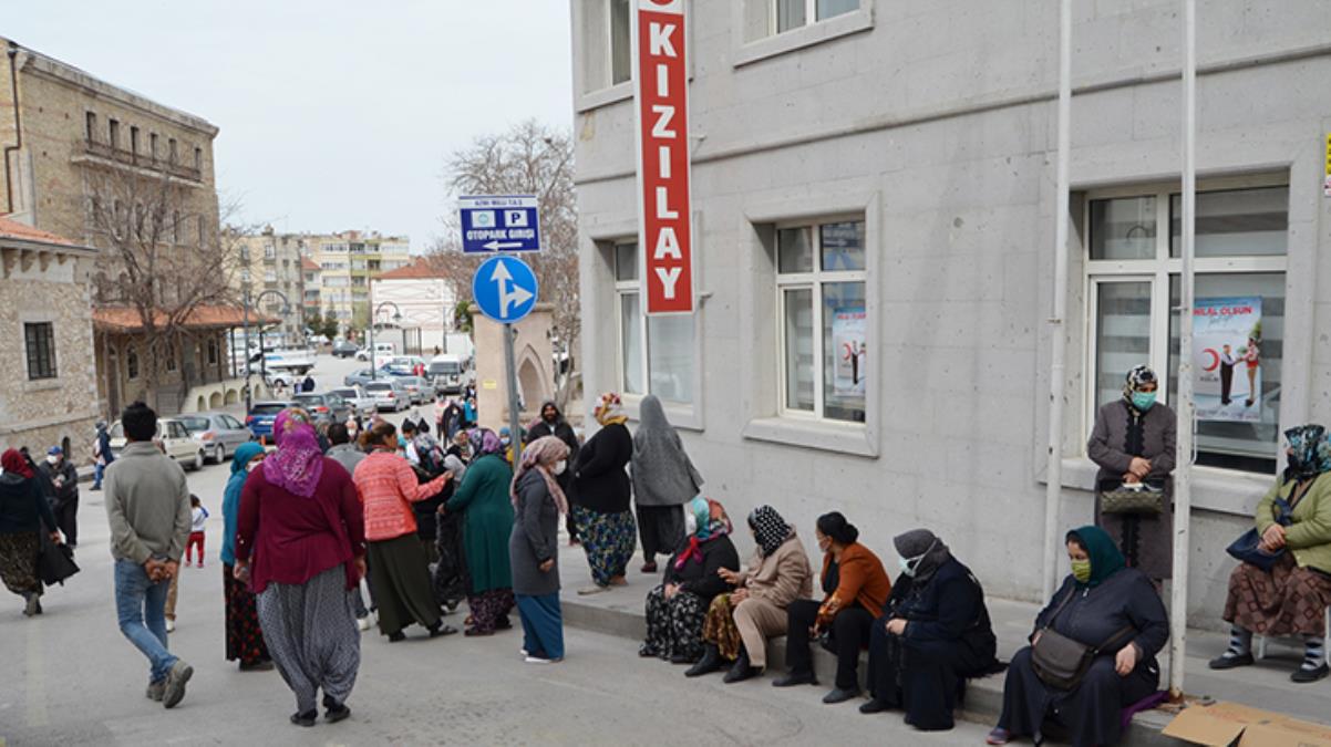 Koronayı unutup yardım kuyruğuna girdiler