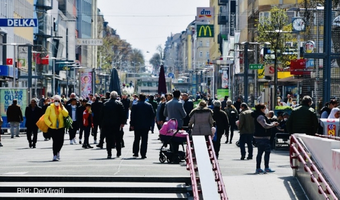 Sokak ve Parklardaki Kalabalığa Bakıyorum | “Neden Hala Kapalıyız?”