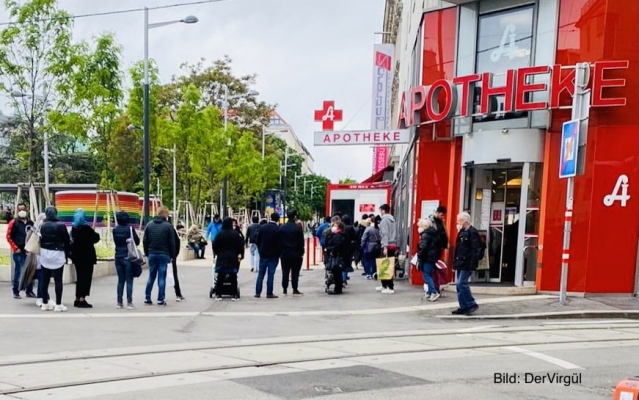 Eczane Önünde Uzun Kuyruklar Oluştu