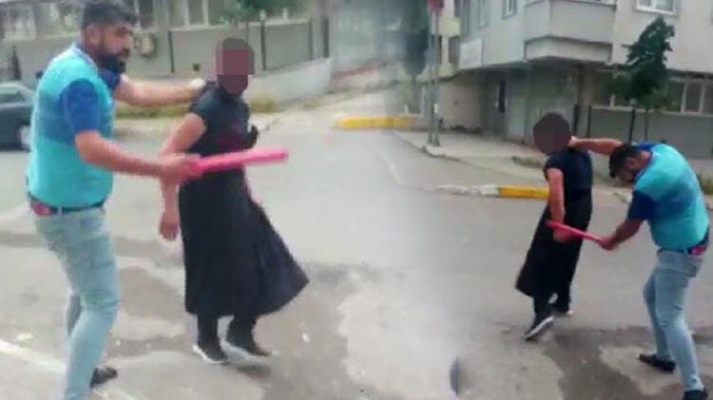 Karısını Taciz Ettiği İddia Edilen Adamı Etek Giydirip Döve Döve Gezdirdi