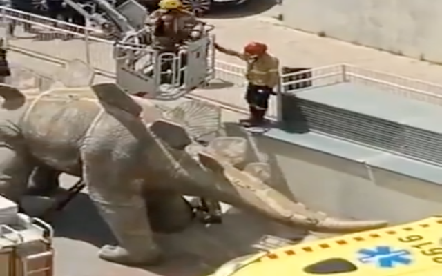 Kayıp İhbarı Yapılan Adamın Cesedi Dinozor Heykelinin İçinden Çıktı