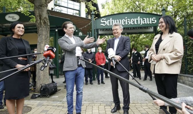 Viyana Kafelerinde Siyasilerin Gövde Gösterisi