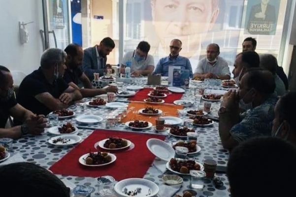 AKP’li Başkan Türk Bayrağını Sofra Bezi Yaptığı İçin Özür Diledi