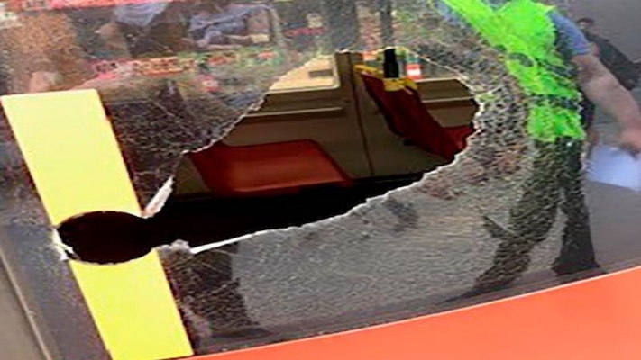 Tramvayın Yan Camını Kırdı ve Sürücüyü Ölümle Tehdit Etti