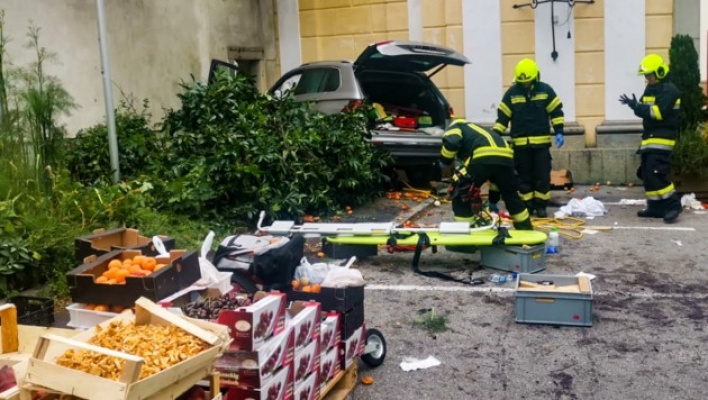 Avusturya’da Otomobil Pazara Daldı | 13 Yaralı