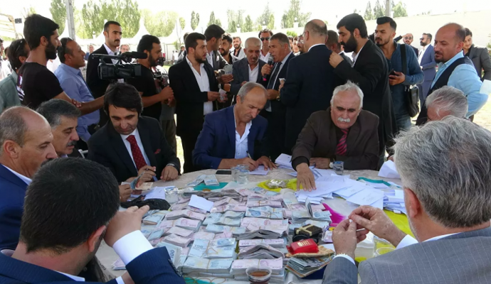 Damada 344 Bin Euro, Geline ise Kilolarca Altın Takıldı