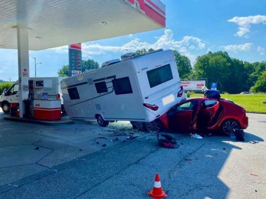 Kontrolünü Kaybettiği Otomobille Karavanın Altına Girdi