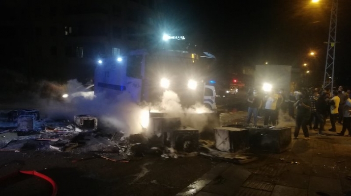 Suriyelilerin evleri ve dükkanları taşlanıyor