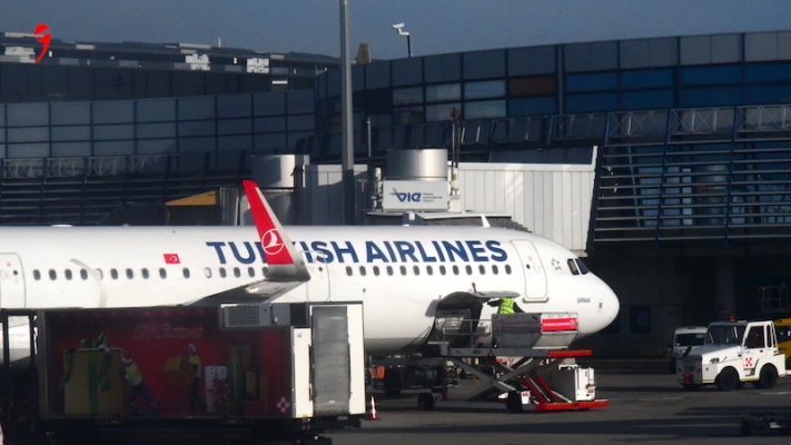 Viyana’da Bir Yolcu THY’ları Uçağının Acil Kaçış Botunu Açtı | Maliyeti 1 Milyon Euro