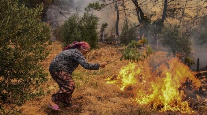 Yangın Söndürme Hortumları İki Katına, 40 Liralık Isıya Dayanıklı Eldivenin Fiyatını 400 Liraya Çıkardılar
