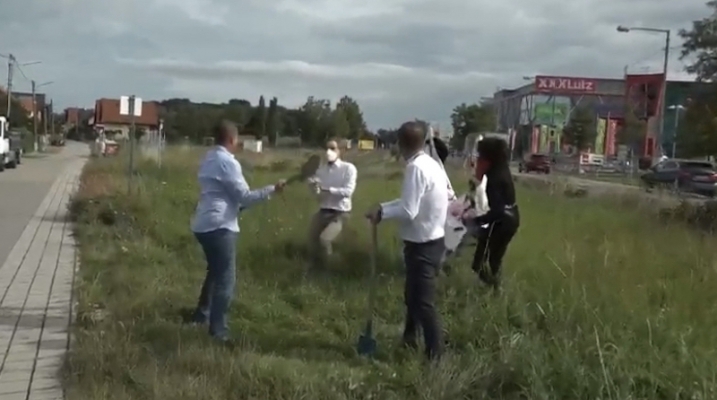 FPÖ’lü Milletvekili Pastalı Saldırıda Kendini Kürekle Korudu