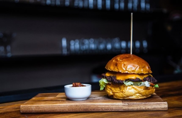 Kadının Hamburgerinden İnsan Parmağı Çıktı