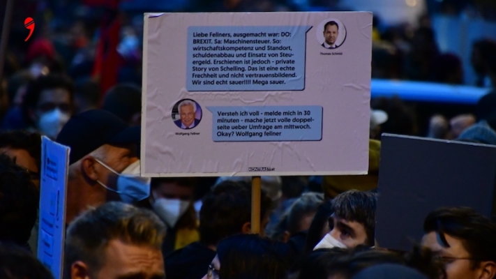 Binlerce Kişi Kurz’u Protesto Etmek İçin Parti Binasına Yürüdü