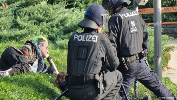 Polis, Korona inkarcıları yerine karşı göstericilere müdahale etmekle suçlanıyor