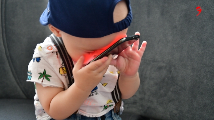 Akıllı telefon kullanım yaşı 3’e kadar düştü