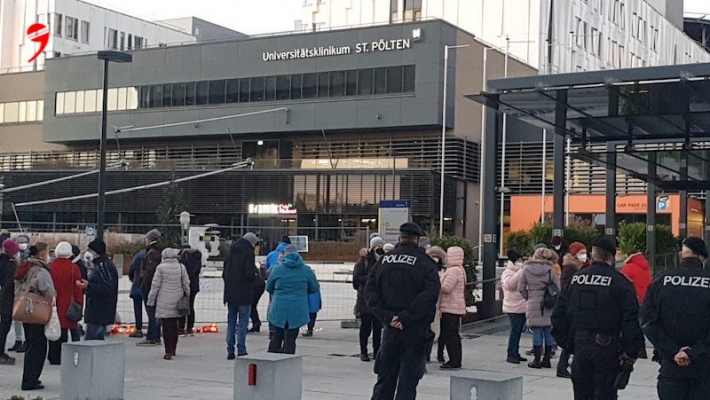 Aşı karşıtları hastane önünde eylem yaptı