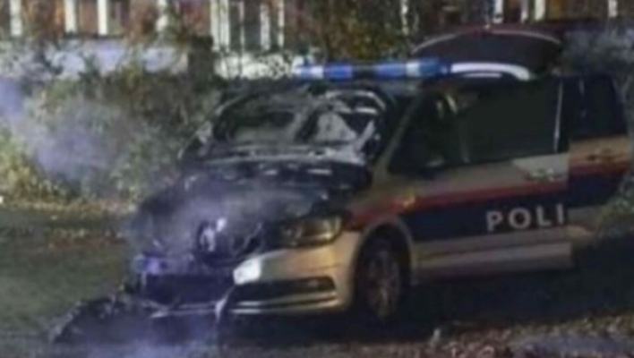 Avusturya’da Korona inkarcıları polis aracını yaktı | Hedef polis memurlarıymış