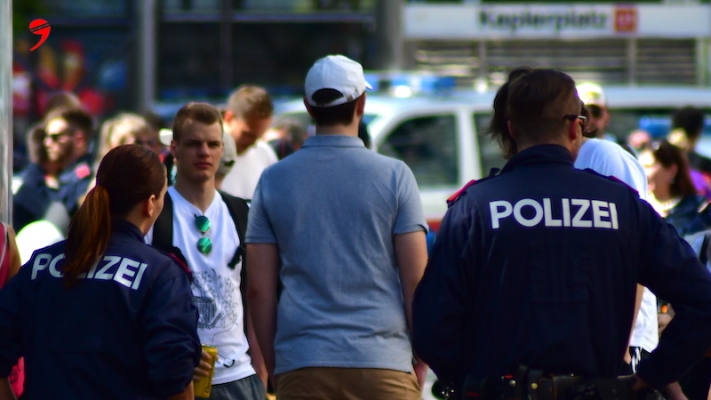 Grup kavgasında polis bir kişinin ayağına pranga taktı