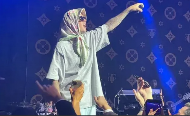 Justin Bieber sahneye başörtüsüyle çıktı