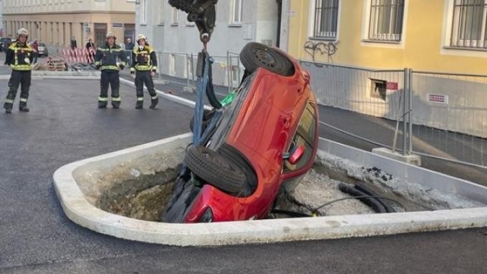 Viyana’da araç, ağaç dikmek için acılan 2 metre derinliğindeki çukura düştü