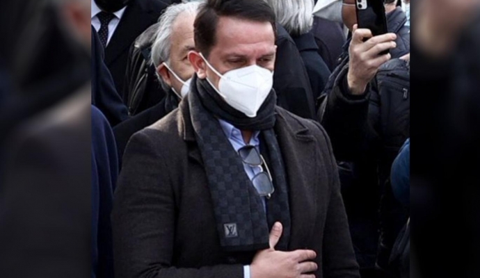 Yaklaşık 400 Euro’luk Louis Vuitton marka atkı, muhafazakâr ve zenginlik tartışmasını yediden başlattı