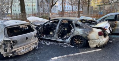 Viyana-Favoriten’de üç araba tamamen yandı