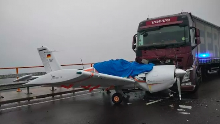 Almanya’da otobanda kamyonla uçak çarpıştı!