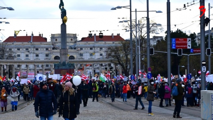 Aşı karşıtları, aşı merkezini yakmak istedi | Doktorlar polis koruması talep ediyor