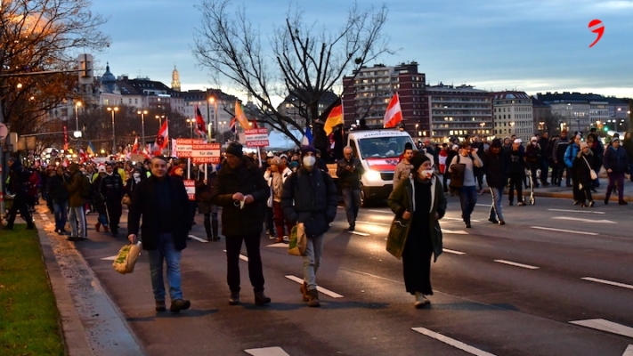 Aşı karşıtları Avusturya’nın dört bir yanında sokağa indi