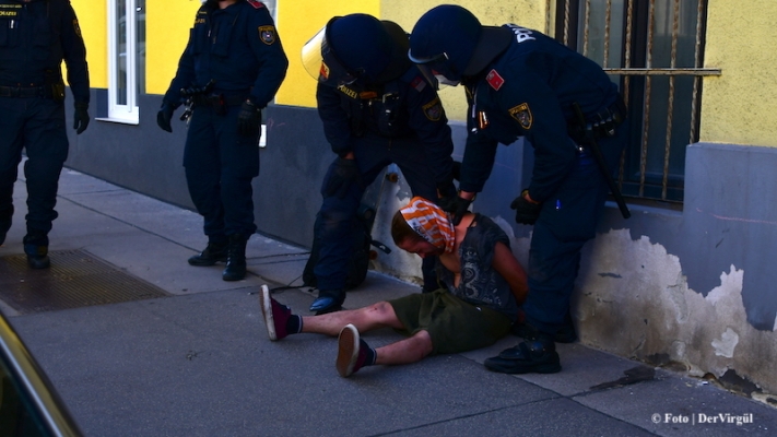 Avusturya’da korona önlemlerini protesto eden göstericiler sağcı