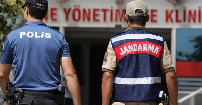 Bir aylık bebeğini bıçakladıktan sonra sobada yaktı