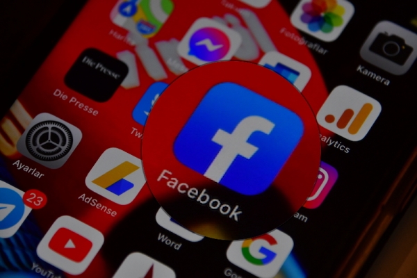 Facebook kullanıcıları dikkat | Eşiyle cinsel ilişkiye girdiği sırada yanlışlıkla canlı yayın açtı