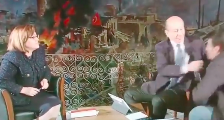 Gazeteci Muharrem Sarıkaya, ses teknikerine belediye başkanın yanında tokat attı