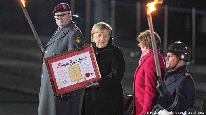 Merkel geleneksel askeri törenle uğurlandı