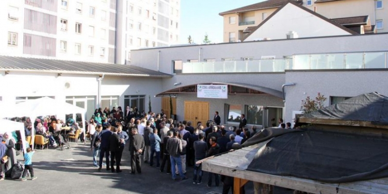Müslümanlar hedef alındı | Camii duvarlarına ‘İslam Avrupa’dan dışarı’ yazıldı